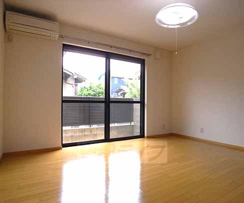 Living and room. It is bright even on the first floor: 102 photo diversion