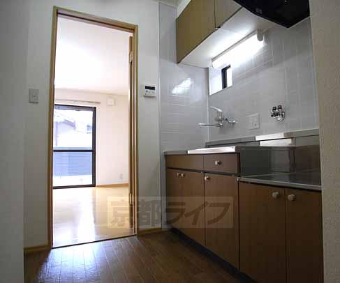 Living and room. Small window with kitchen: 102 diversion