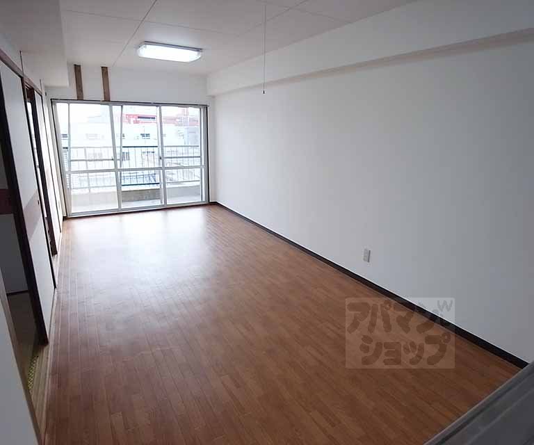 Living and room. 10.5 Pledge of south-facing living room.