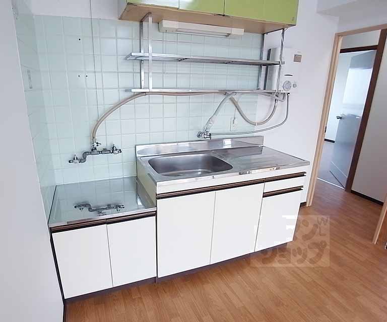 Kitchen. Two-burner stove can be installed.