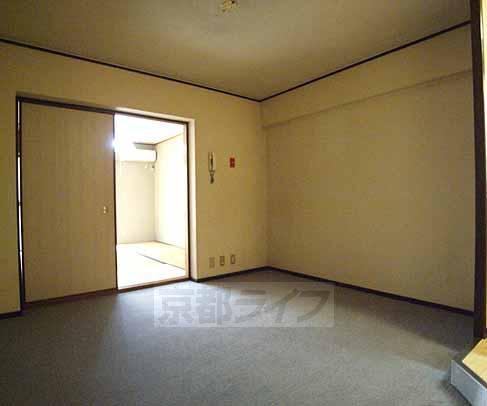 Living and room. Spread is also a dining.