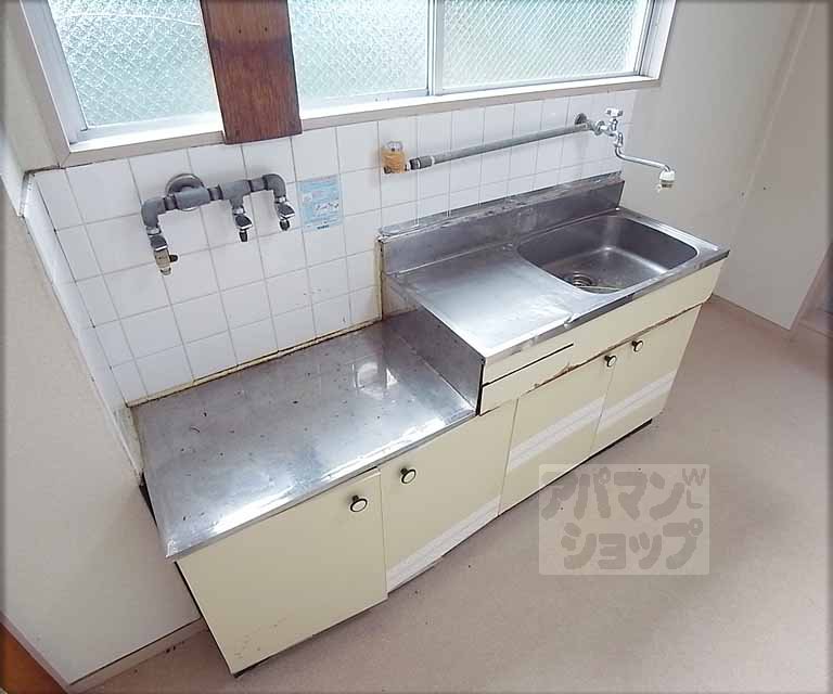 Kitchen. Put enough two-necked stove!