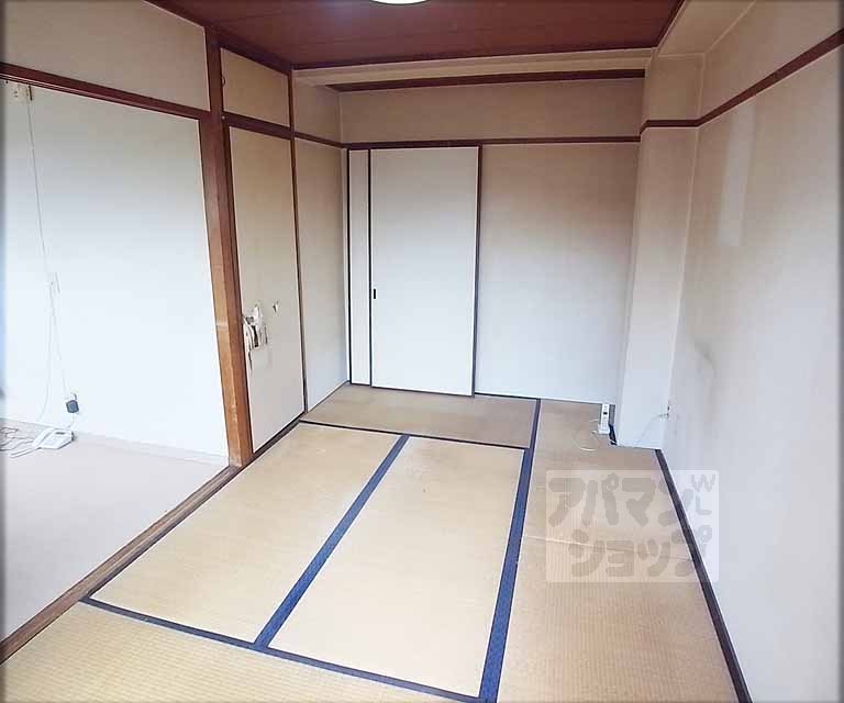 Living and room. South-facing a bright room!