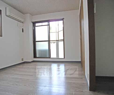 Living and room. The rooms are 7 Pledge.