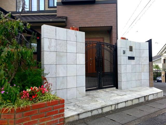 Local appearance photo. Approach of calm elegance