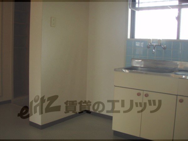 Other room space. Refrigerator yard