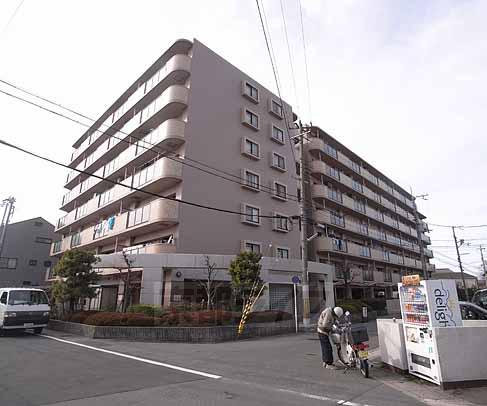 Building appearance. Large apartment was firmly es.