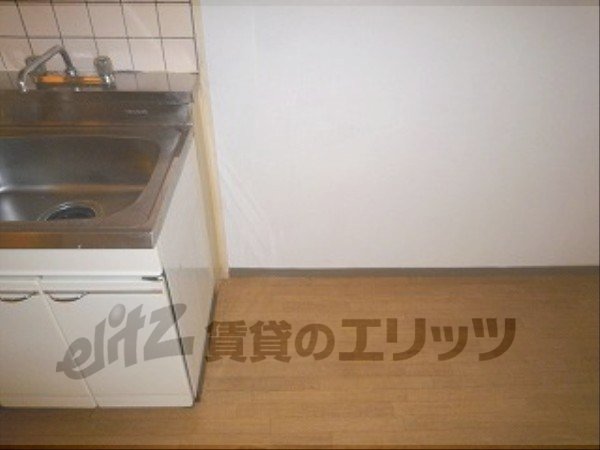 Other room space. Refrigerator yard