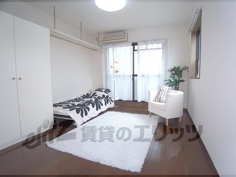 Other room space. Refrigerator yard