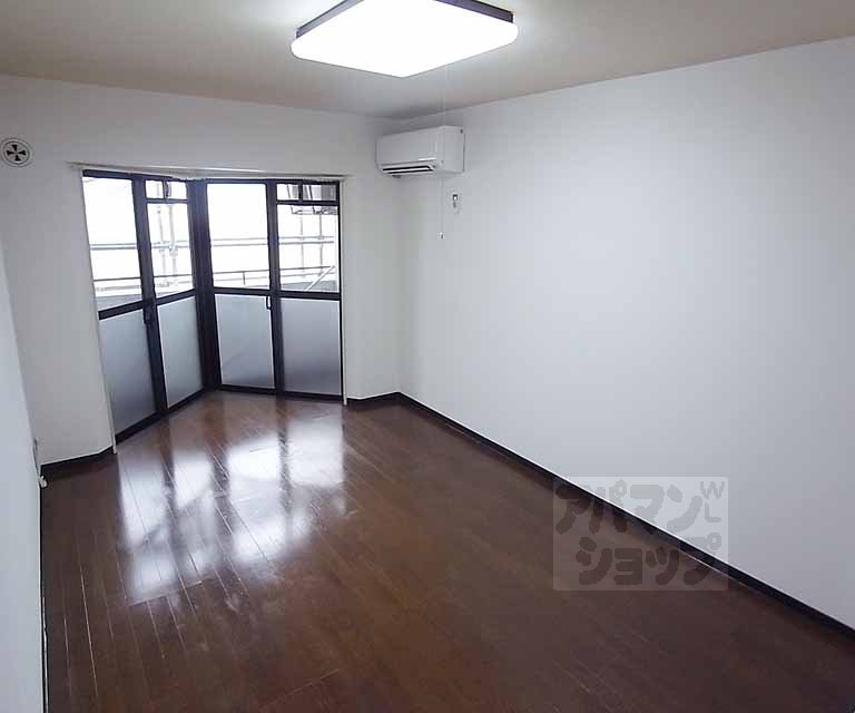 Living and room. 7.3 Pledge Western-style.