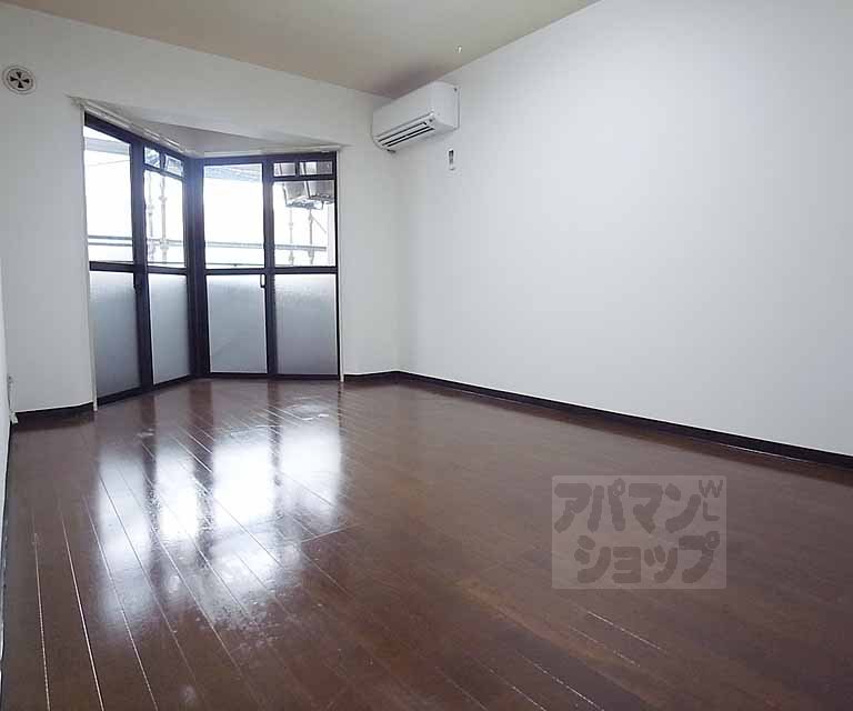 Living and room. 7.3 Pledge Western-style.