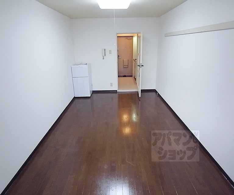 Living and room. 7.3 Pledge Western-style.