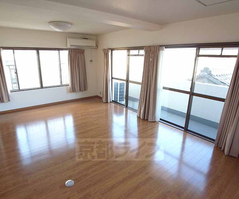 Living and room. Point multi of the window!