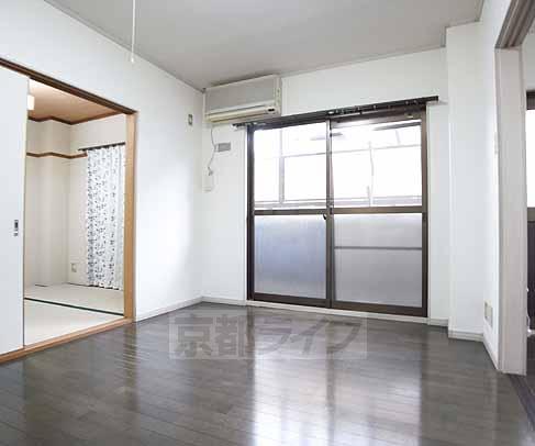 Living and room. Western is.