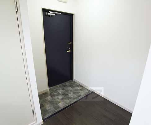 Entrance. Spacious entrance that put the shoebox.