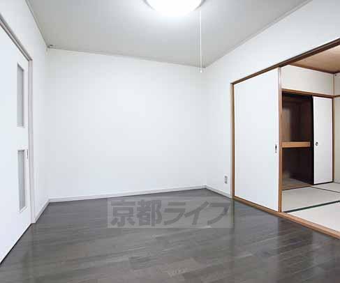 Living and room. Western is.