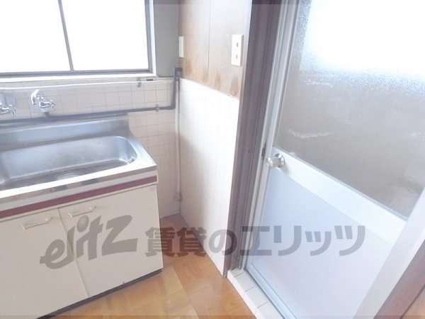 Other room space. Refrigerator yard