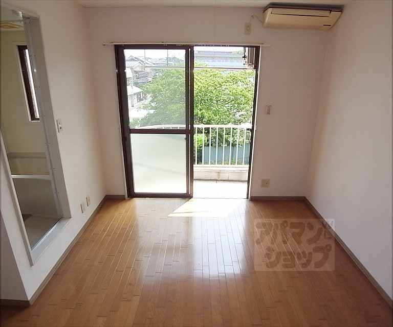 Living and room. It is south-facing a bright room.