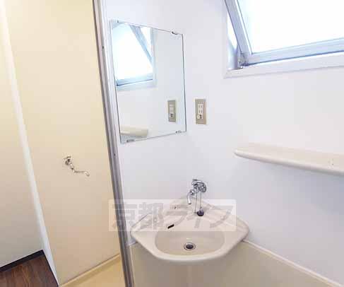 Other Equipment. There is also a washroom ・