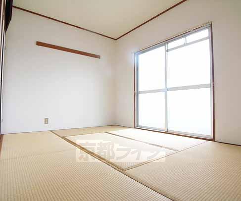 Living and room. Day is good on the south-facing ・