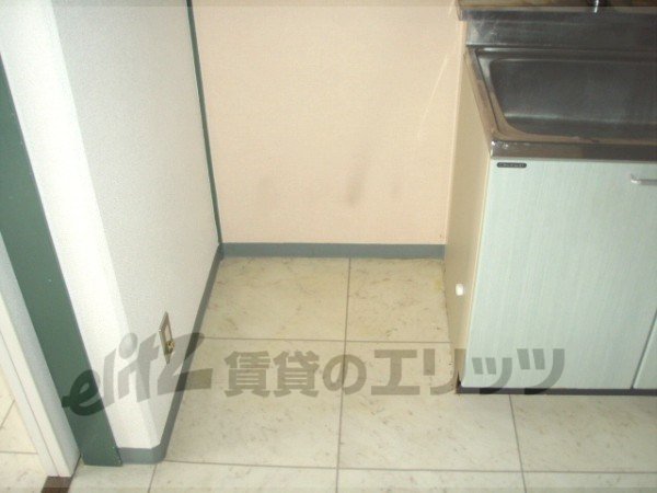 Other room space. Refrigerator yard