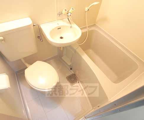 Bath. Beautiful unit bus