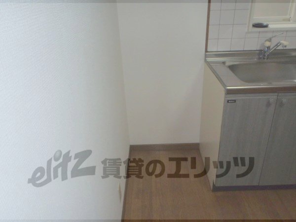 Other room space. Refrigerator yard