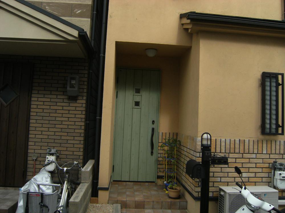 Entrance. Fashionable entrance. 