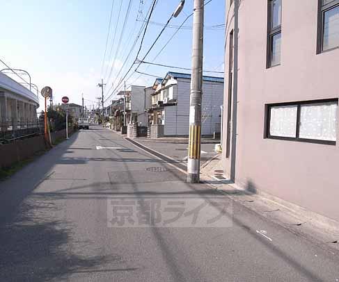 View. Next to the road is wide