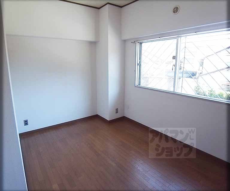 Living and room. Western is.