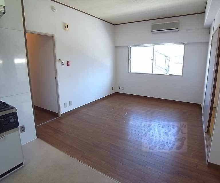 Living and room. 10 Pledge is LDK.