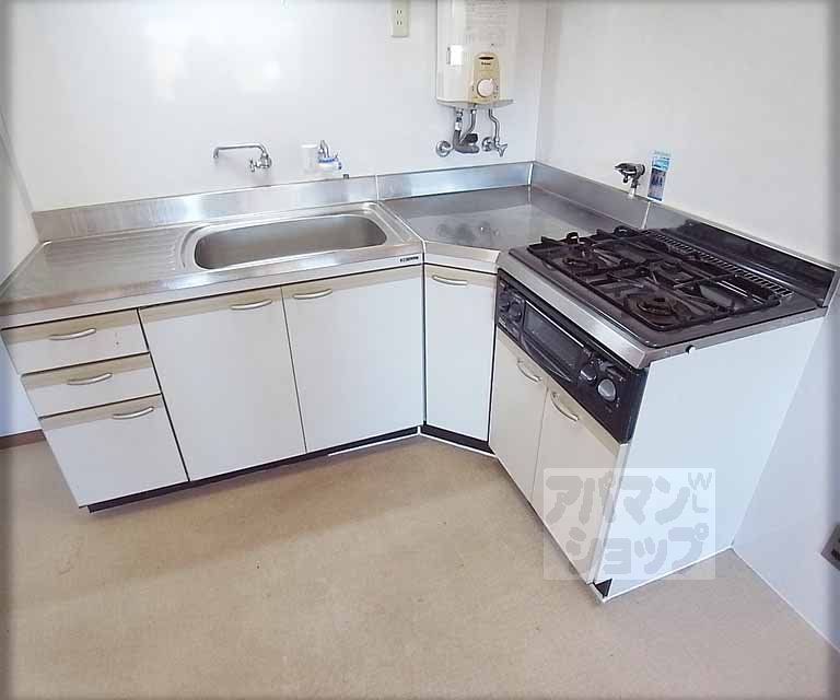 Kitchen. Convenient three-necked stove!