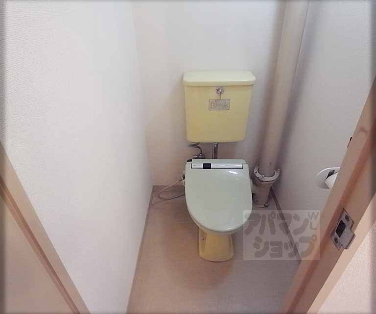 Toilet. Toilet.