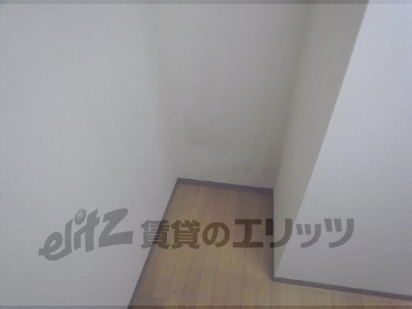 Other room space. Refrigerator yard