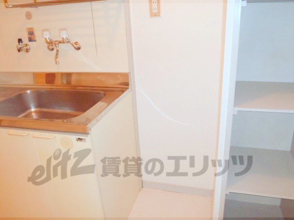 Other room space. Refrigerator yard