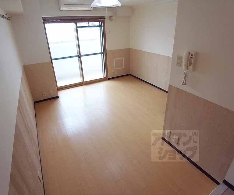 Living and room. Beautiful Western-style!