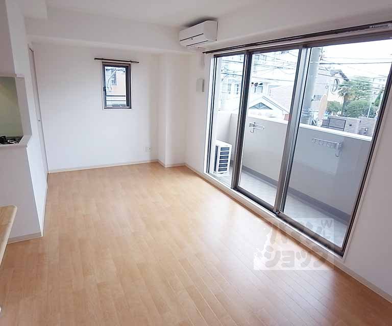 Living and room. Southeast corner room! Good ventilation!