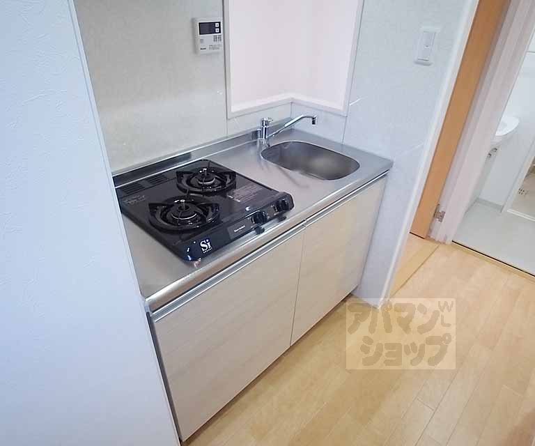 Kitchen. 2-neck with gas stove!