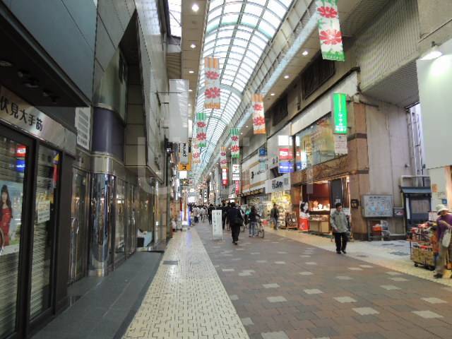 Shopping centre. 260m until the major muscle mall (shopping center)