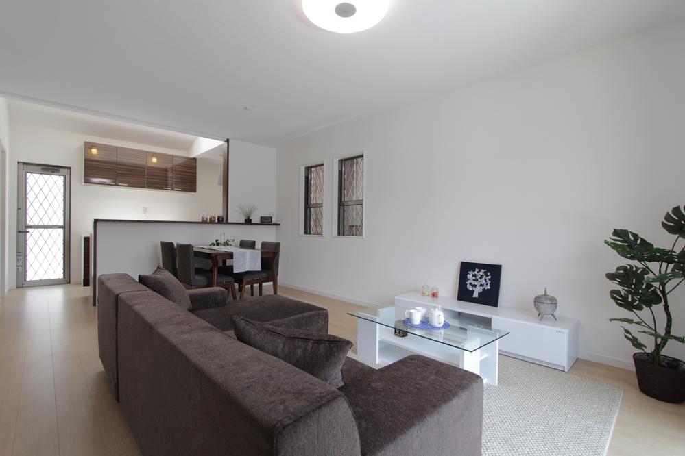 Building plan example (introspection photo). Bright, three-sided lighting open-minded spacious LDK. 