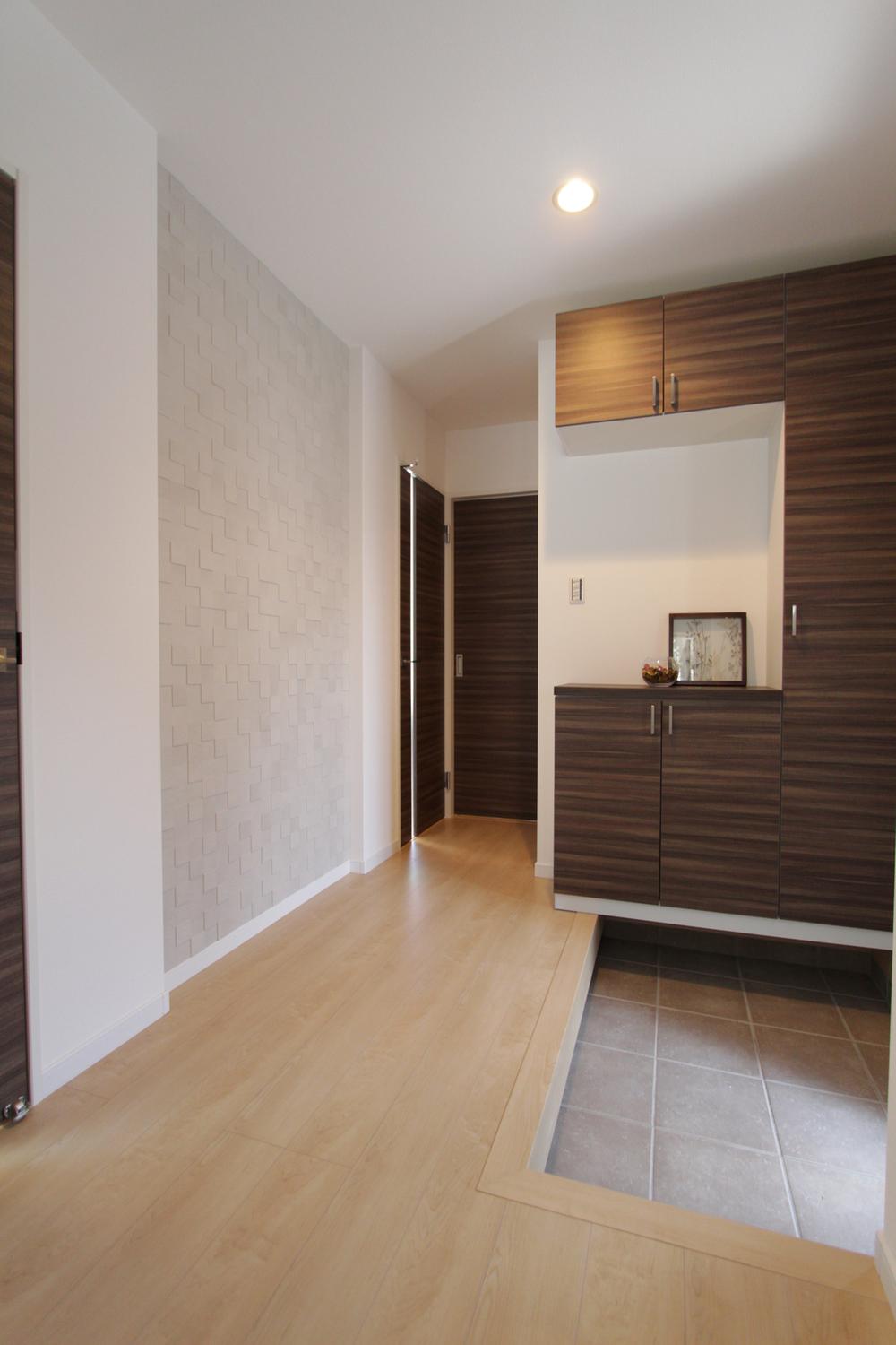 Building plan example (introspection photo). Spacious space entrance there is a storage plenty of shoes cloak with a space. 