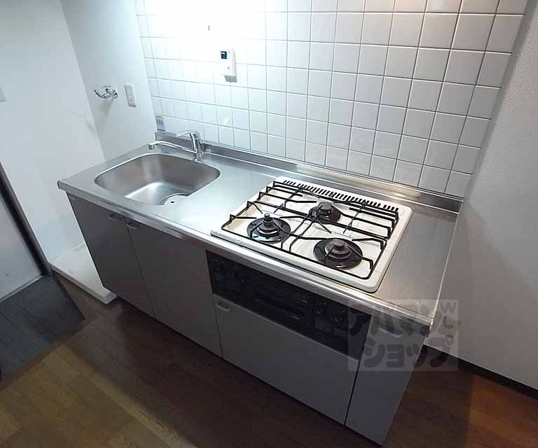 Kitchen. 3-neck with stove grill!