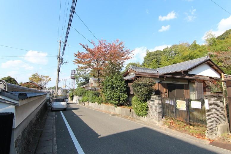 Local photos, including front road. Surrounding cityscape