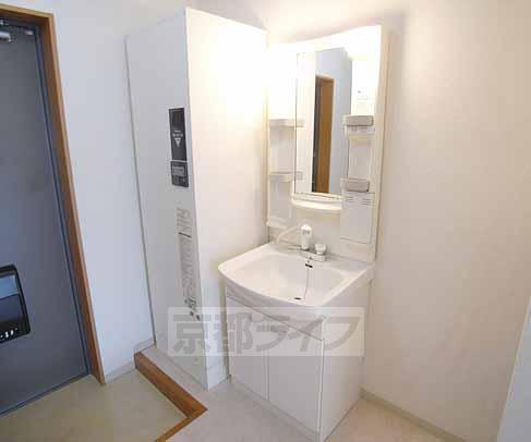 Washroom. Entrance went immediately independent basin.