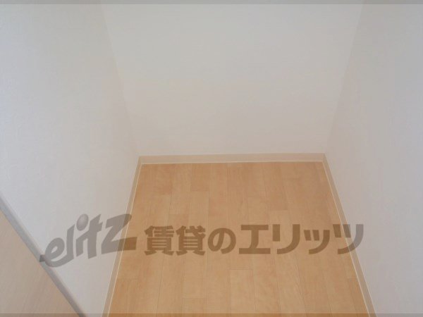 Other room space. Refrigerator yard