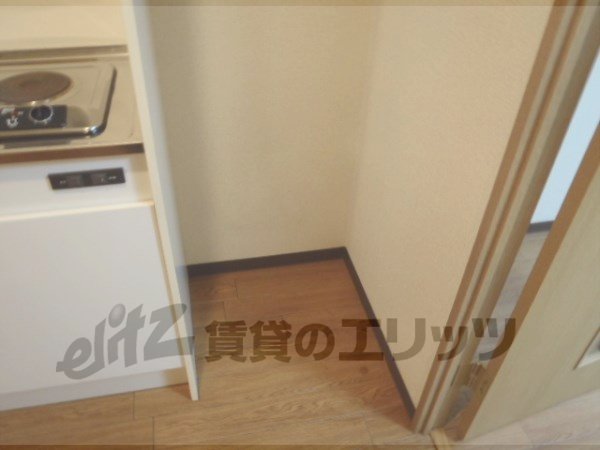 Other room space. Refrigerator yard