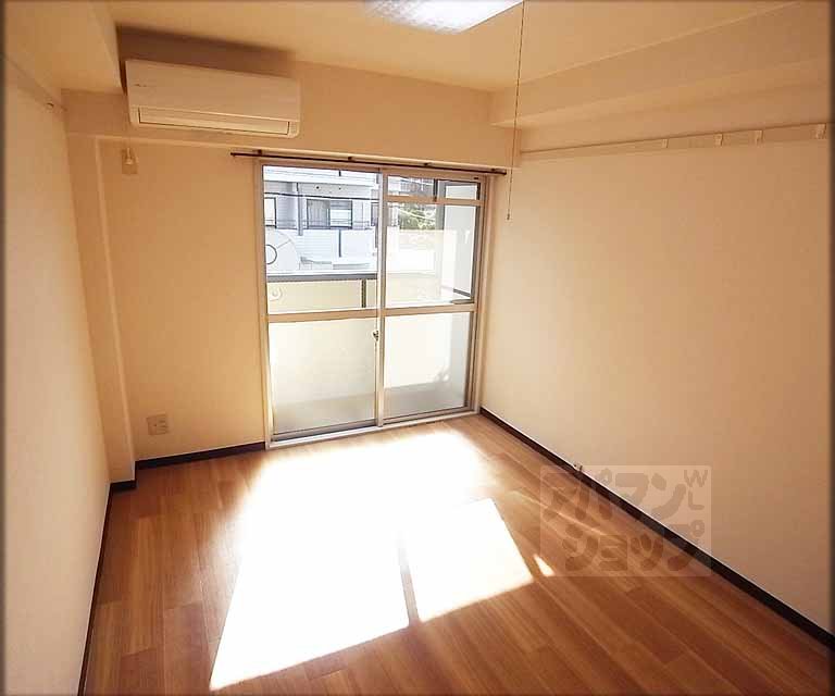 Living and room. 6 Pledge of Western-style.