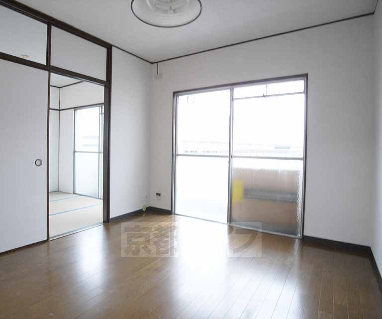 Living and room. 6 Pledge of Western-style.