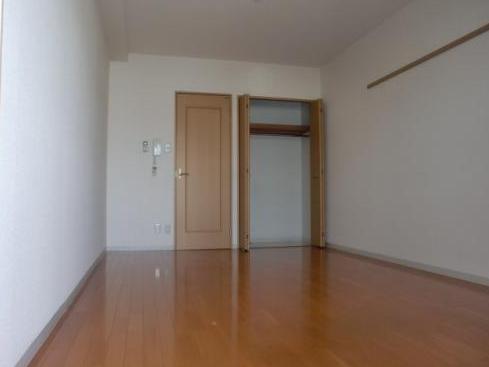 Living and room. Rooms 9 Pledge looks wide!