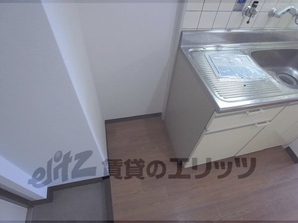 Other room space. Refrigerator yard